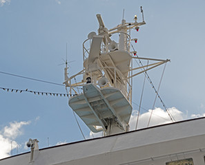 Ships antenna and navigation system in a sky