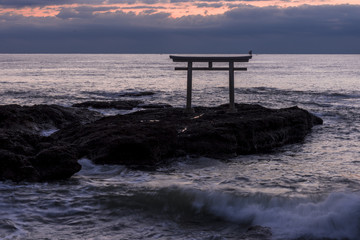 未明の大洗海岸の神磯鳥居