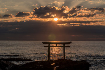 大洗海岸の神磯鳥居に上る朝日
