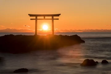 Fototapeten 大洗海岸の神磯鳥居に上る朝日 © san724