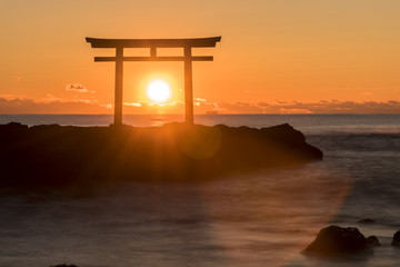 大洗海岸の神磯鳥居に上る朝日 © san724