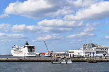 Fototapeta na wymiar 福岡市博多埠頭 停泊する外国クルーズ客船の見える港の景色