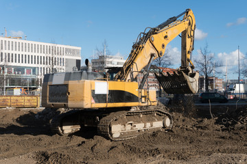 Bagger auf Tiefbaustelle