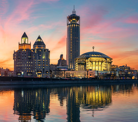 Московский международный Дом музыки на закате. Элитная гостиница Swissotel RedHills