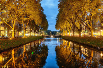 Wassergraben auf der Einkaufsmeile in der D&uuml;sseldorfer Innenstadt