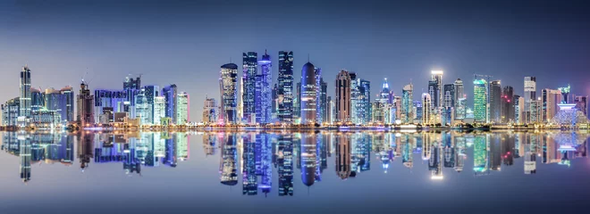 Fotobehang Die beleuchtete Skyline von Doha, Katar, bei Nacht © moofushi