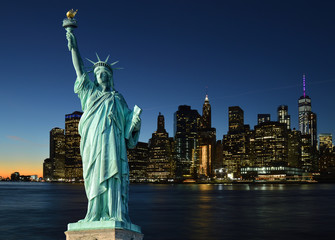 Statue of Liberty and Manhattah skyline. - 186663107
