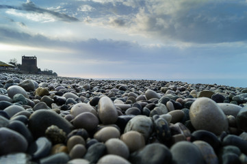Разноцветные морские камни на берегу Черного моря, утро.