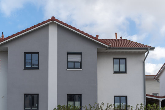 Moderne zweifarbige Fassade mit Fenstern