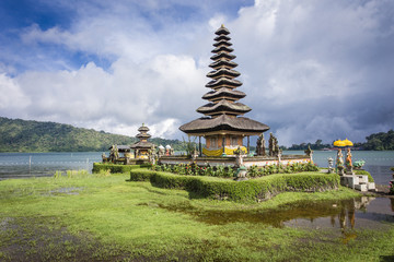 Fototapeta na wymiar The lake Temple (Ulun Danu Bratan Temple) located near Ubud, Bali, Indonesia