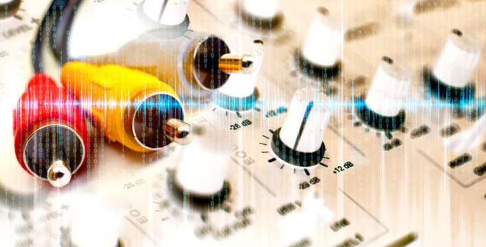 Mesa de mezclas y cables de sonido.Produccion y grabación musical
