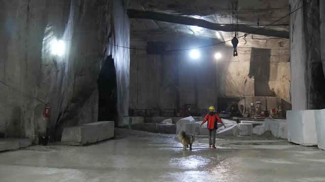 Geologo nella miniera di marmo a Carrara