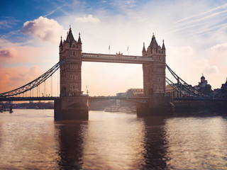 Fototapeta na wymiar Tower Bridge am Morgen