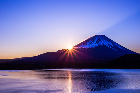 夜明けの富士山と本栖湖