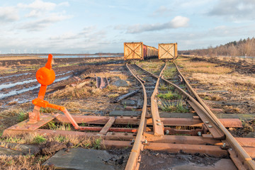 Weiche und Stellwerk einer Moorbahn im Hintergrund Transportloren