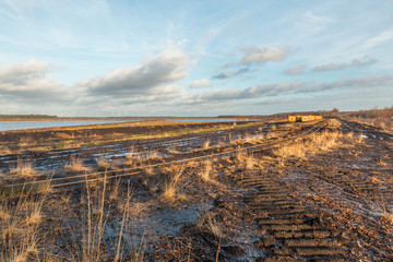 Landschaftsaufnahme mit Gleisen und Weichenanlage einer Moorbahn
