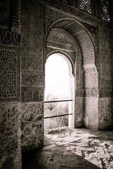 Arabische Türen mit Details an handgeschnitzten Wänden und der Sonne, die durch die Tür eindringt. Mosaikwände © Rafa