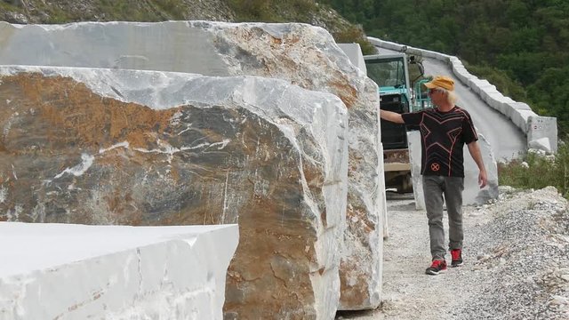 Geologo nella miniera di marmo a Carrara