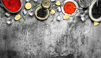 Obraz na płótnie Canvas Red and black caviar with lemon.