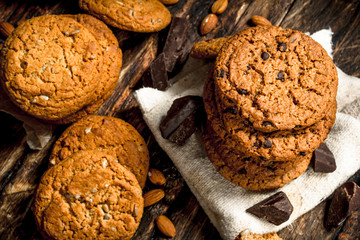 Oatmeal cookies with chocolate.