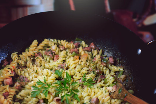 Macarrao tipo parafuso temperado.