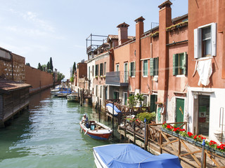 Fototapeta na wymiar Venetian canals and common homes