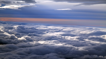 Flug zwischen Wolken