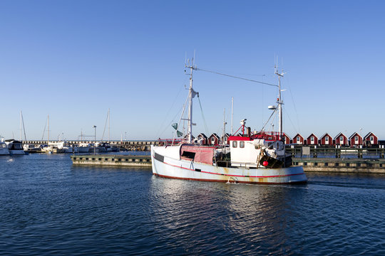 Laesoe / Denmark: A fishing cutter leaves the harbor of Vesteroe Havn
