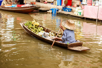 Fototapeta na wymiar Damnoen Saduak floating market in Ratchaburi near Bangkok, Thailand