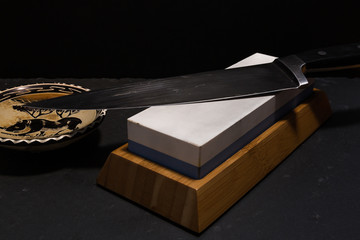 sharpening knife with whetstone