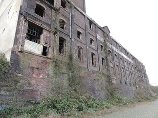 Historische Fabrik und Industrieruinen am Rheinhafen von Krefeld-Uerdingen
