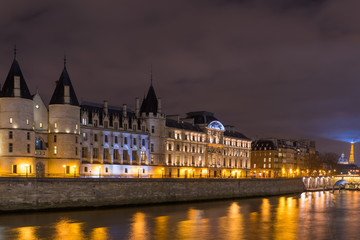 Fototapeta na wymiar Night view of Conciergerie Castle and Pont Notre-Dame bridge
