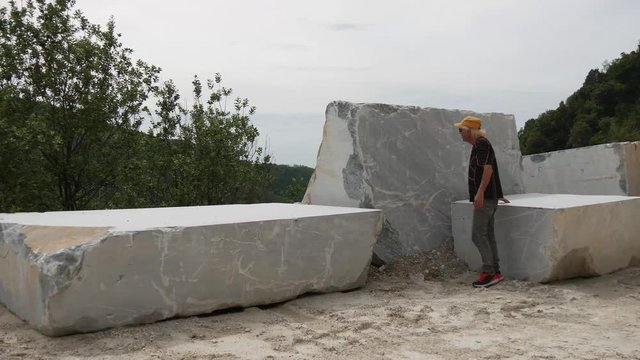 Geologo nella miniera di marmo a Carrara