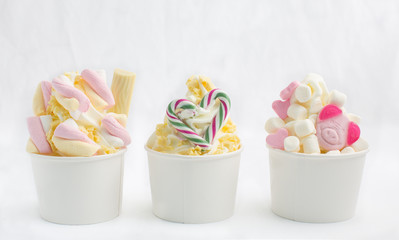 Drei Frozen Yoghurts