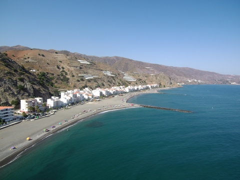 Playa La Mamola,localidad  de Polopos en la provincia de Granada, Andalucía (España). Está situada en la parte oriental de la comarca de la Costa Granadina
