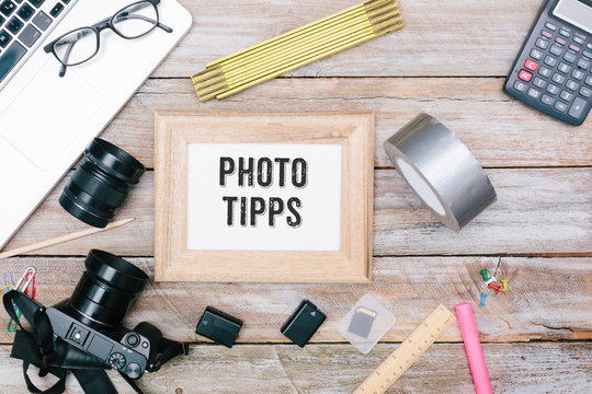 Photo Tipps on blogger desk with camera, batteries office desk flat lay