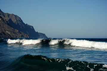 Fototapeta na wymiar Wellen an der Nordküste Teneriffas