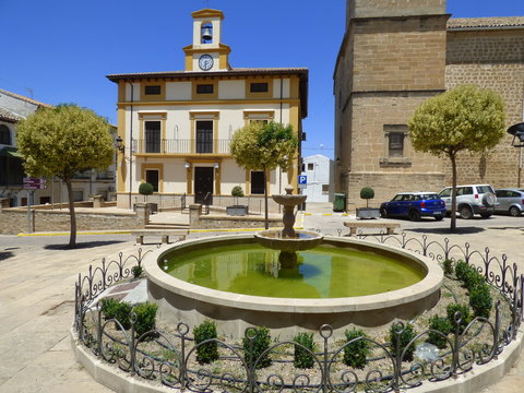 Ibros, localidad de Ja&eacute;n, Andaluc&iacute;a (Espa&ntilde;a), forma parte de la comarca de La Loma. Limita con Baeza con la que esta estrechamente relacionada, y con los municipios de Lupi&oacute;n, Rus, Canena y Linares