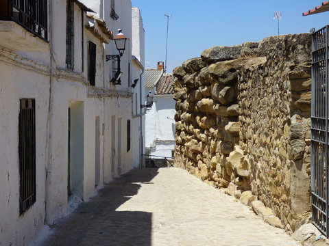 Ibros, localidad de Jaén, Andalucía (España), forma parte de la comarca de La Loma. Limita con Baeza con la que esta estrechamente relacionada, y con los municipios de Lupión, Rus, Canena y Linares