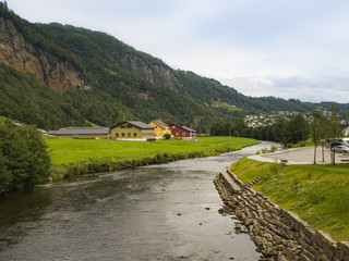 Fototapeta na wymiar Vistas del río , montañas y pueblo al fondo en Norheimsund, Noruega, verano de 2017. 