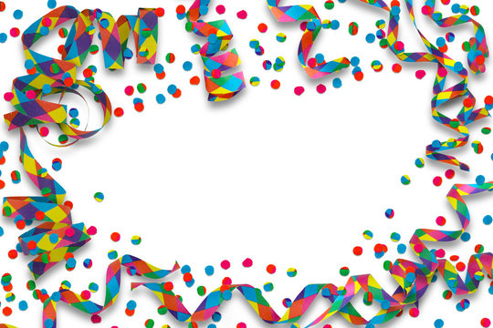 bunte party deko freigestellt auf wei&szlig;em hintergrund, rahmen aus papierschlangen und konfetti von oben, draufsicht