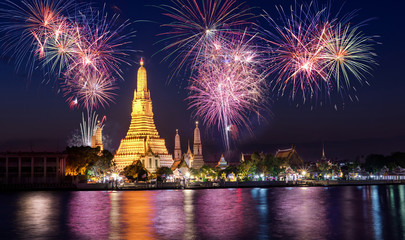 Fototapeta na wymiar Fireworks at Wat Arun Temple in bangkok thailand