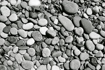fondo de piedras de playa en fondo negro
