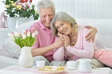 Obraz na płótnie Canvas happy senior couple drinking tea