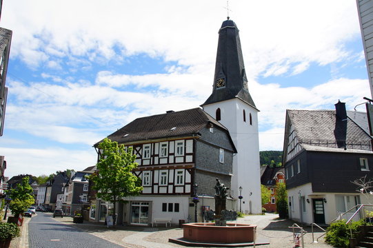 Bad Laasphe in Nordrhein-Westfalen mit Brunnen und evangelicher Kirche
