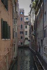 Obraz na płótnie Canvas VENICE - ITALY, APRIL 18, 2009: Typical picturesque romantic Venetian canal - Venice, Italy