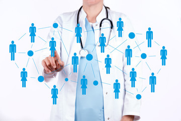 Arzt vor einer virtuellen Wand mit einem Netzwerk von Patienten