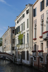 Fototapeta na wymiar VENICE - ITALY, APRIL 18, 2009: Typical picturesque romantic Venetian canal - Venice, Italy