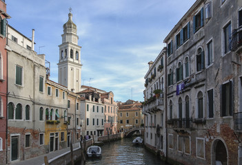 Fototapeta na wymiar VENICE - ITALY, APRIL 18, 2009: Typical picturesque romantic Venetian canal - Venice, Italy