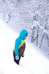 Fototapeta na wymiar snowboard en poudreuse - jeune femme heureuse